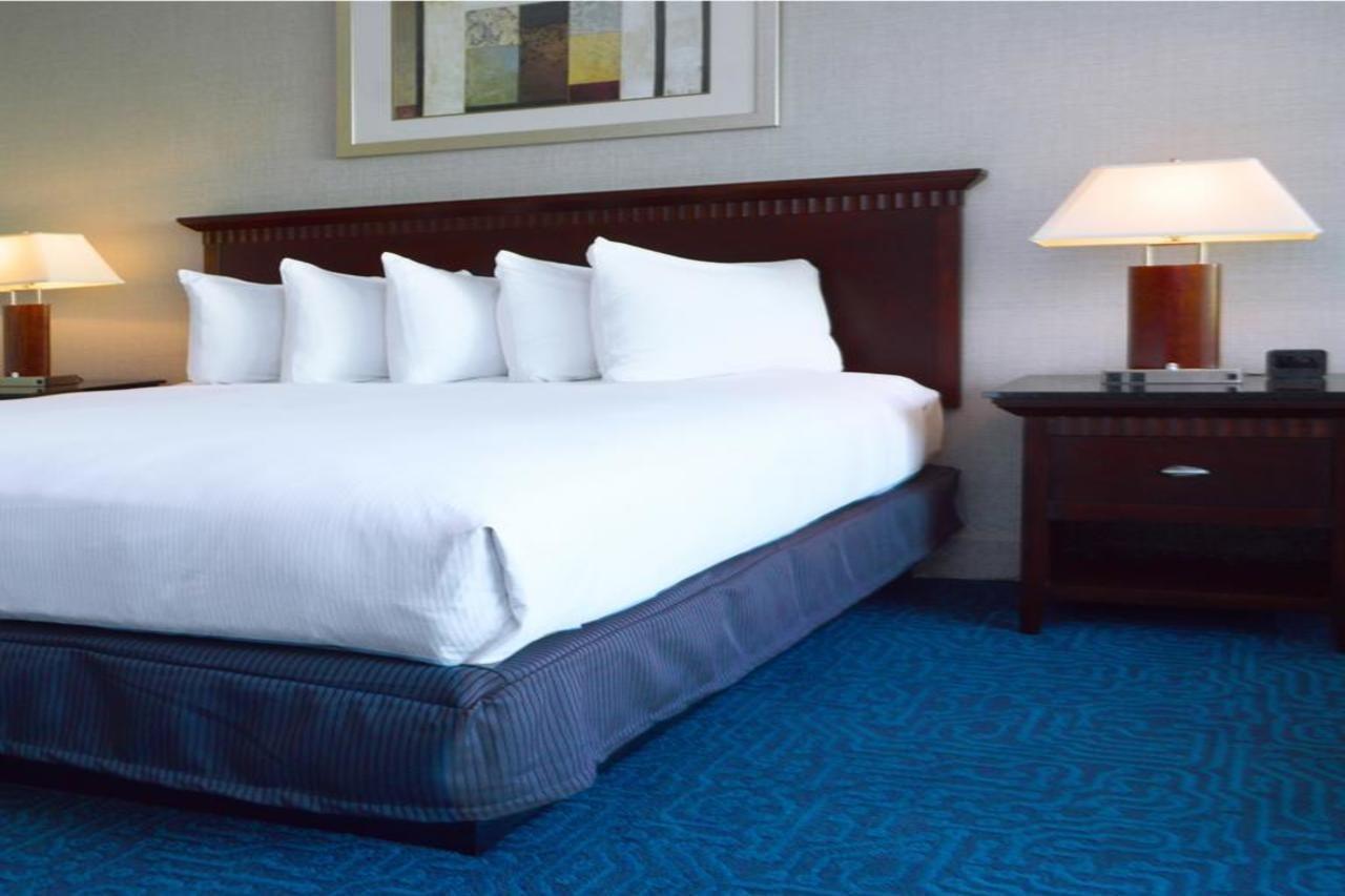 Отель Doubletree By Hilton Newark-Fremont Экстерьер фото