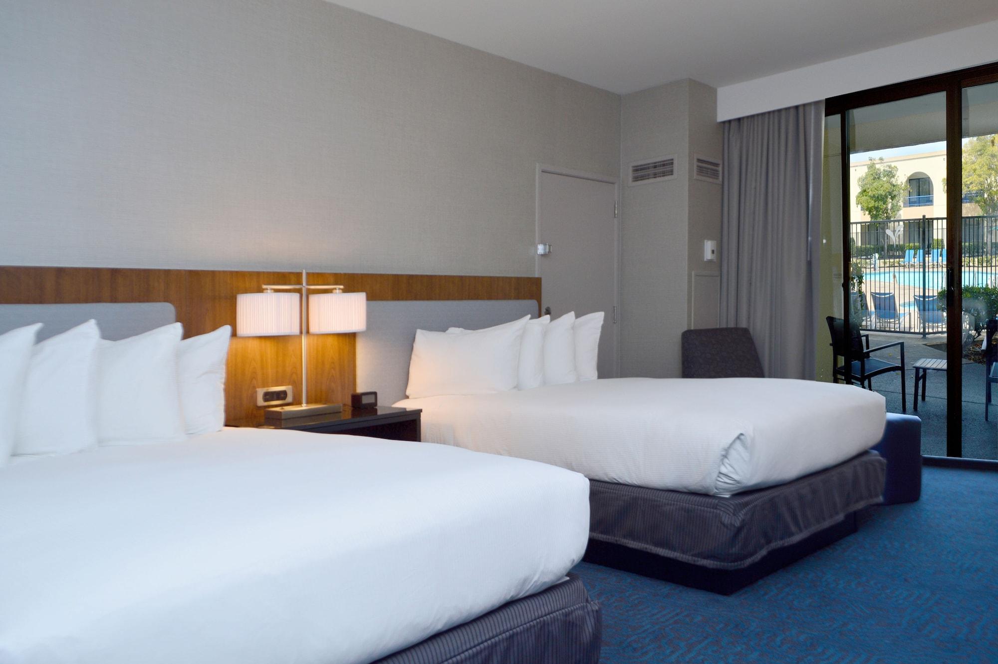 Отель Doubletree By Hilton Newark-Fremont Экстерьер фото