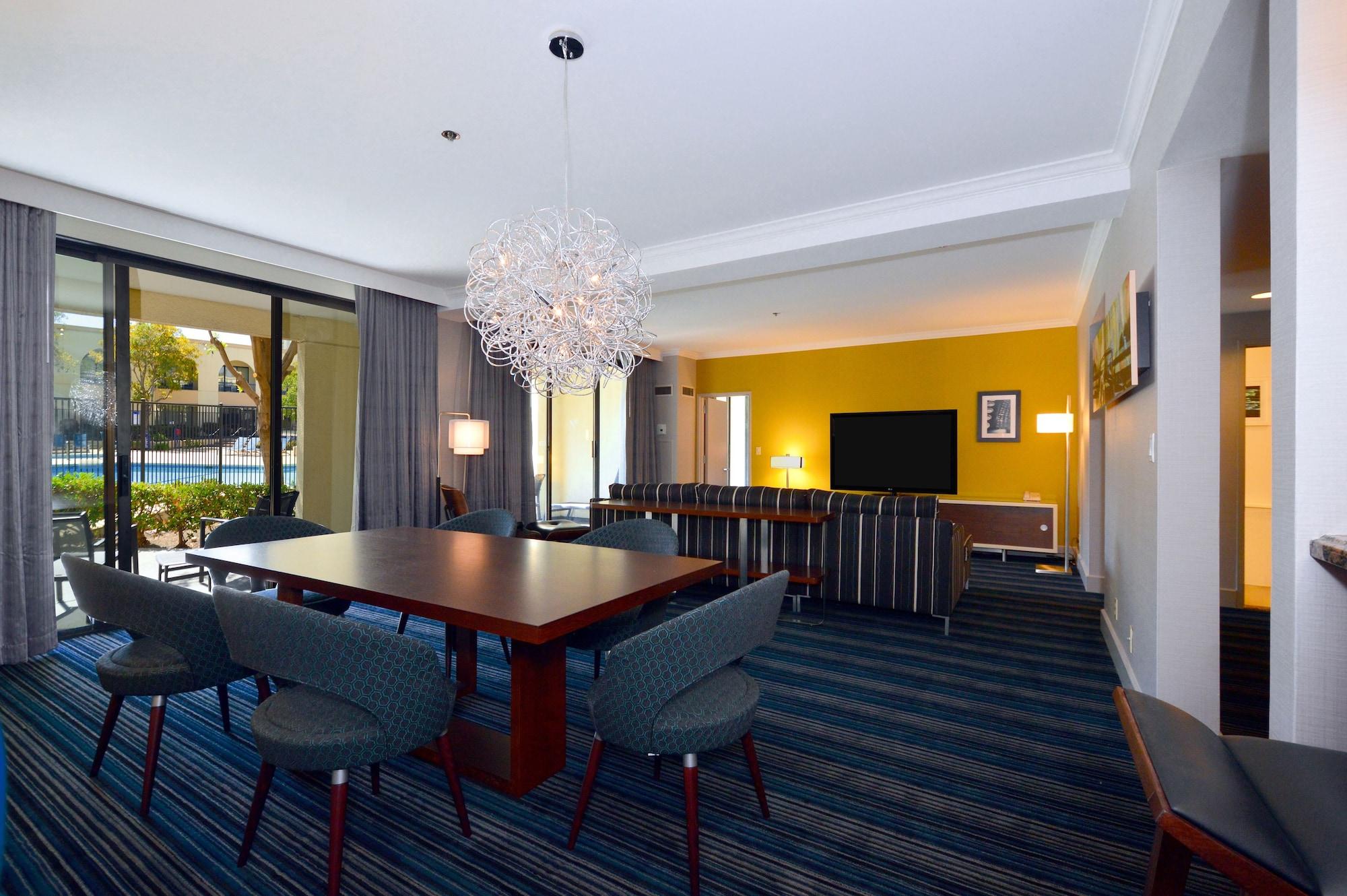 Отель Doubletree By Hilton Newark-Fremont Экстерьер фото