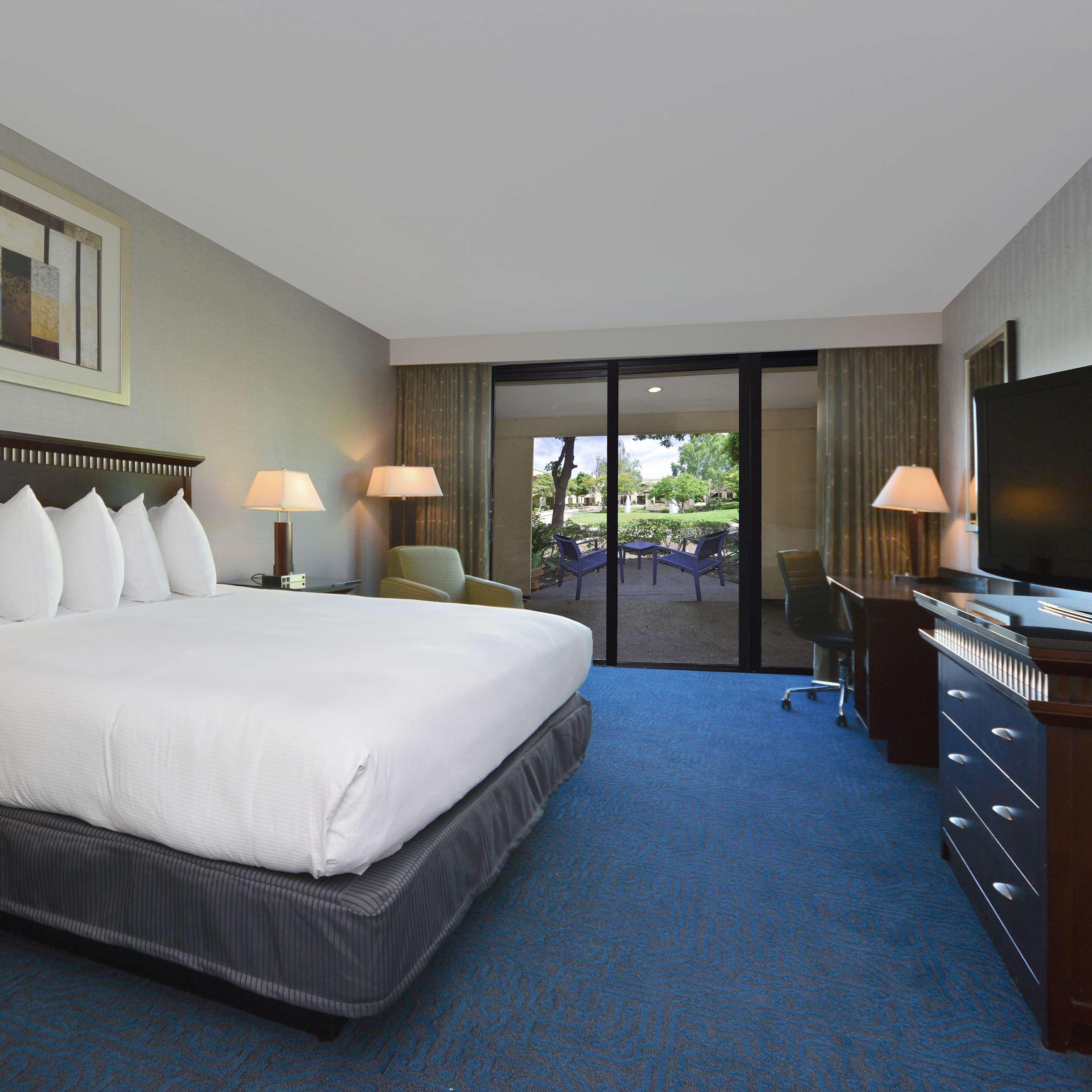 Отель Doubletree By Hilton Newark-Fremont Экстерьер фото