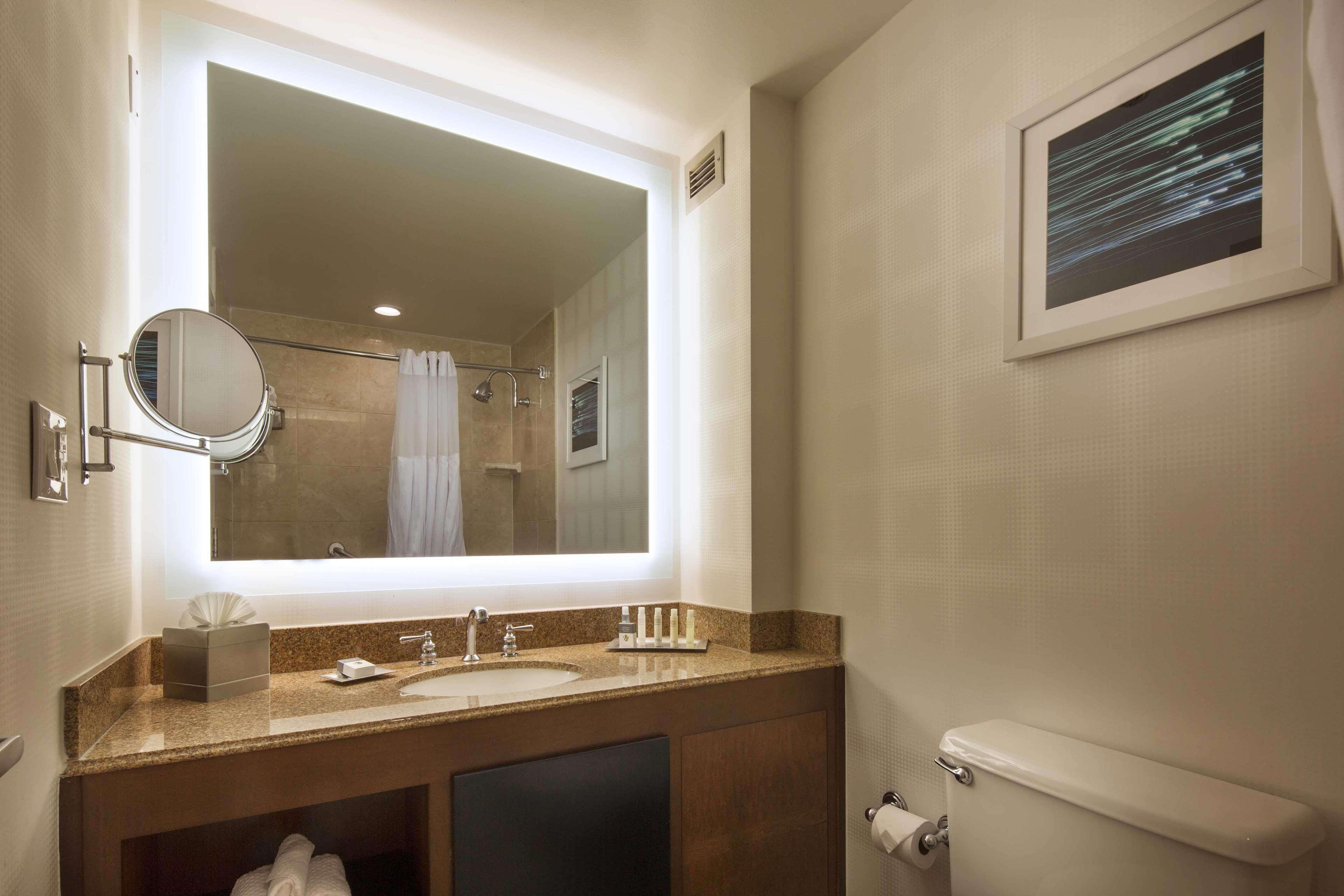 Отель Doubletree By Hilton Newark-Fremont Экстерьер фото