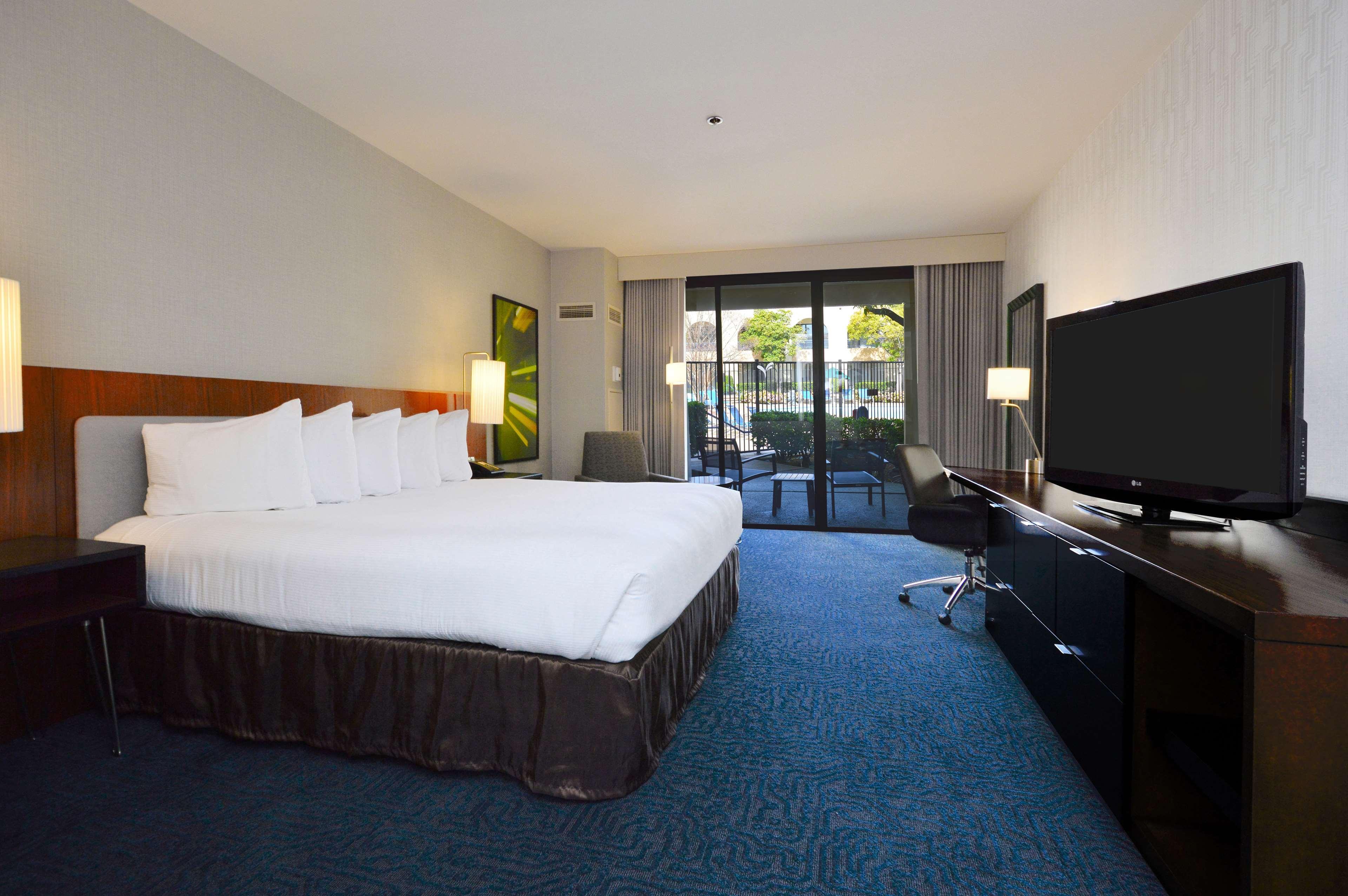 Отель Doubletree By Hilton Newark-Fremont Экстерьер фото