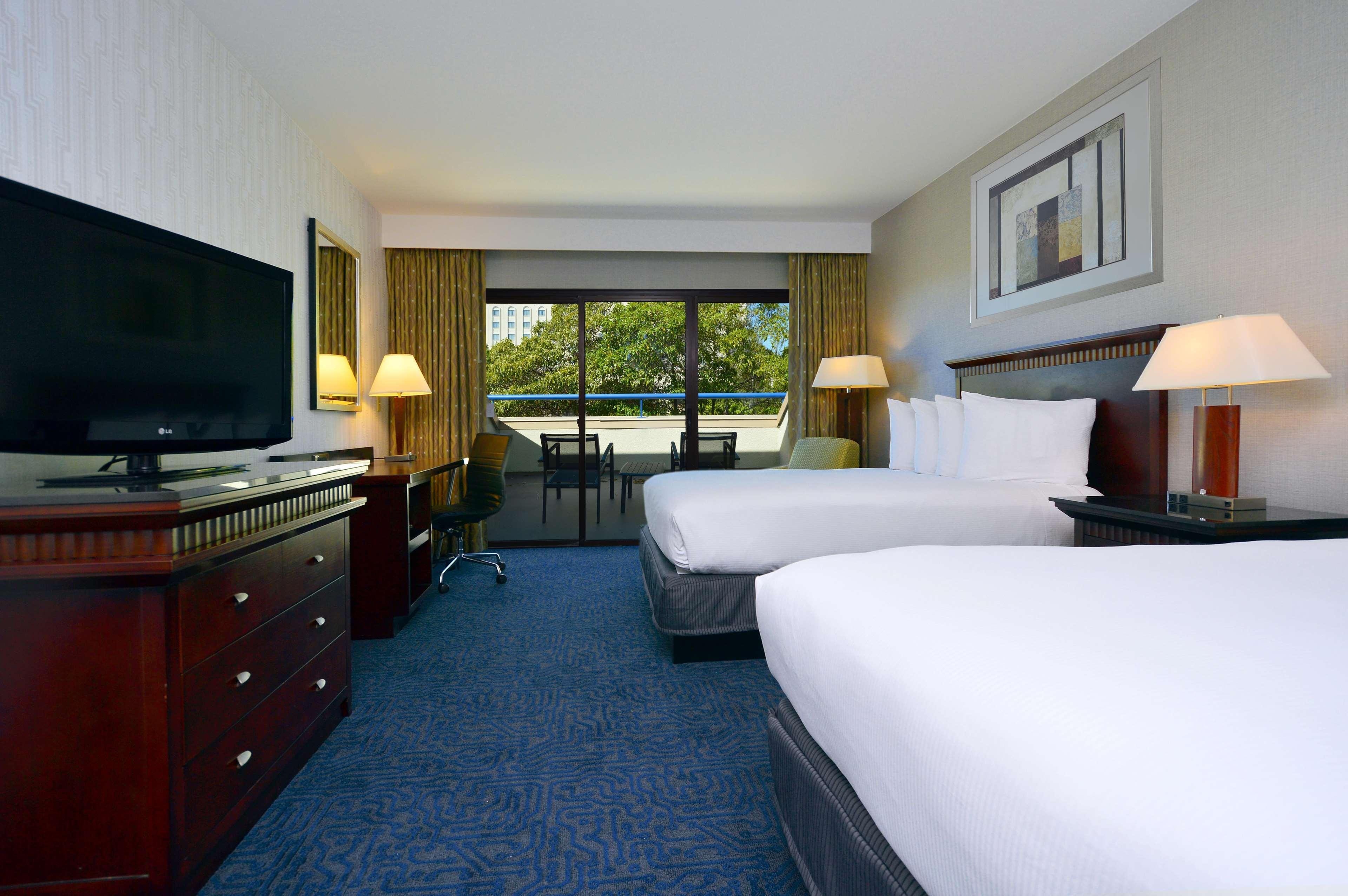 Отель Doubletree By Hilton Newark-Fremont Экстерьер фото