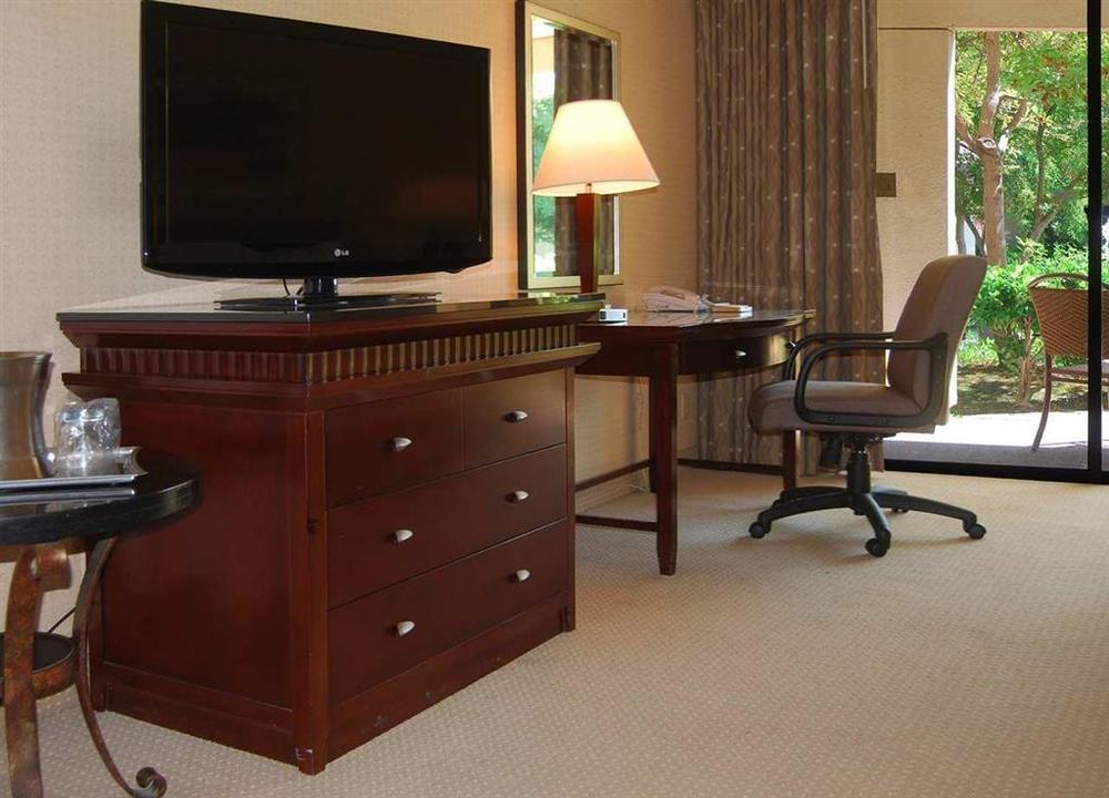 Отель Doubletree By Hilton Newark-Fremont Номер фото