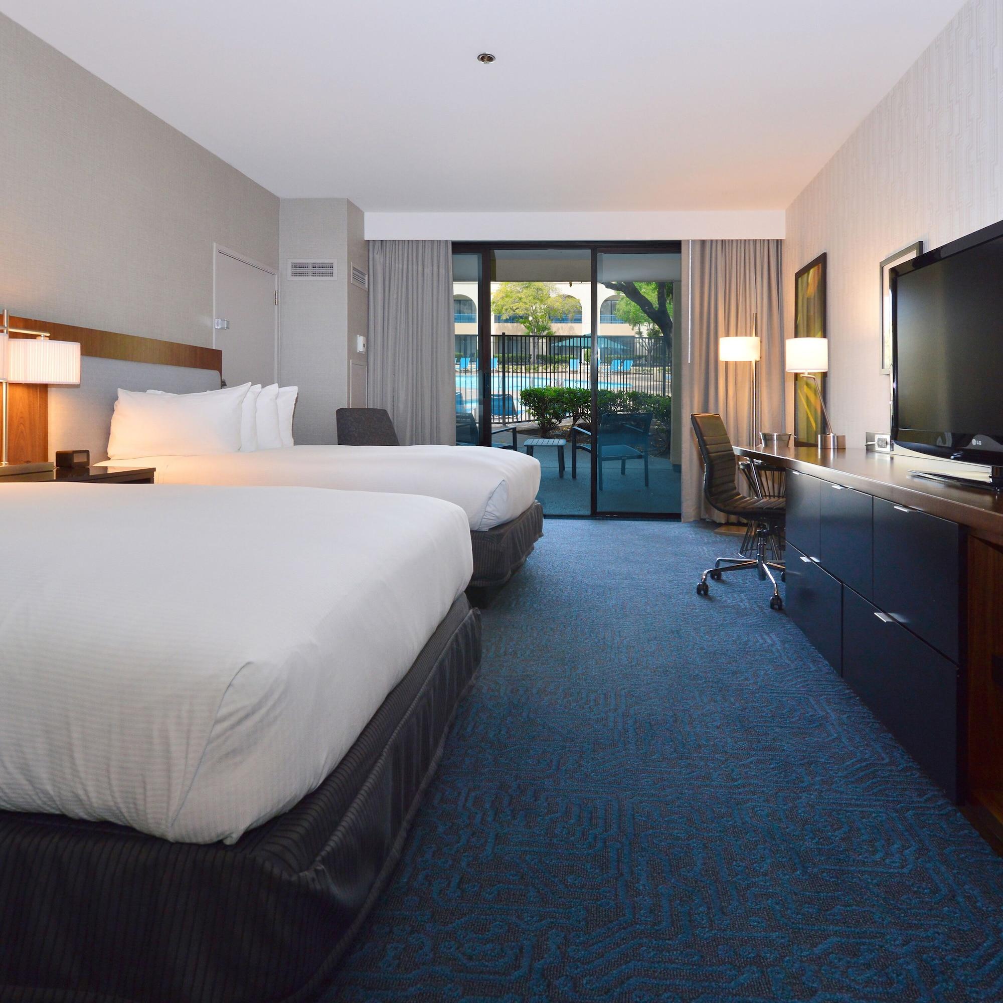 Отель Doubletree By Hilton Newark-Fremont Экстерьер фото