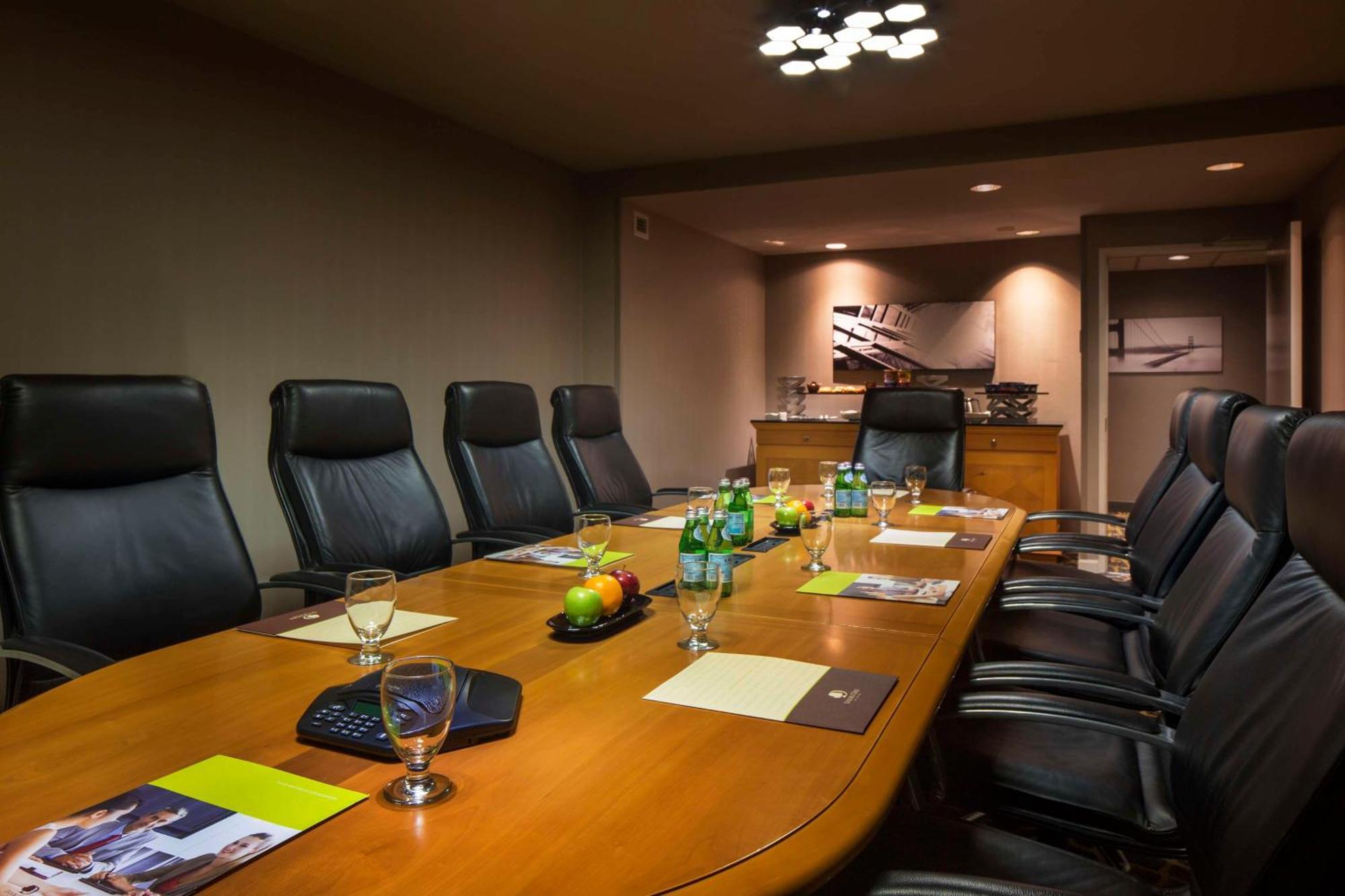 Отель Doubletree By Hilton Newark-Fremont Экстерьер фото