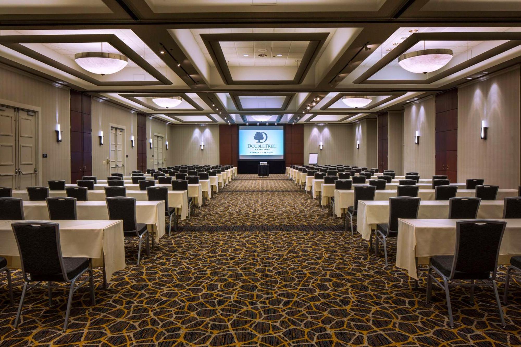 Отель Doubletree By Hilton Newark-Fremont Экстерьер фото
