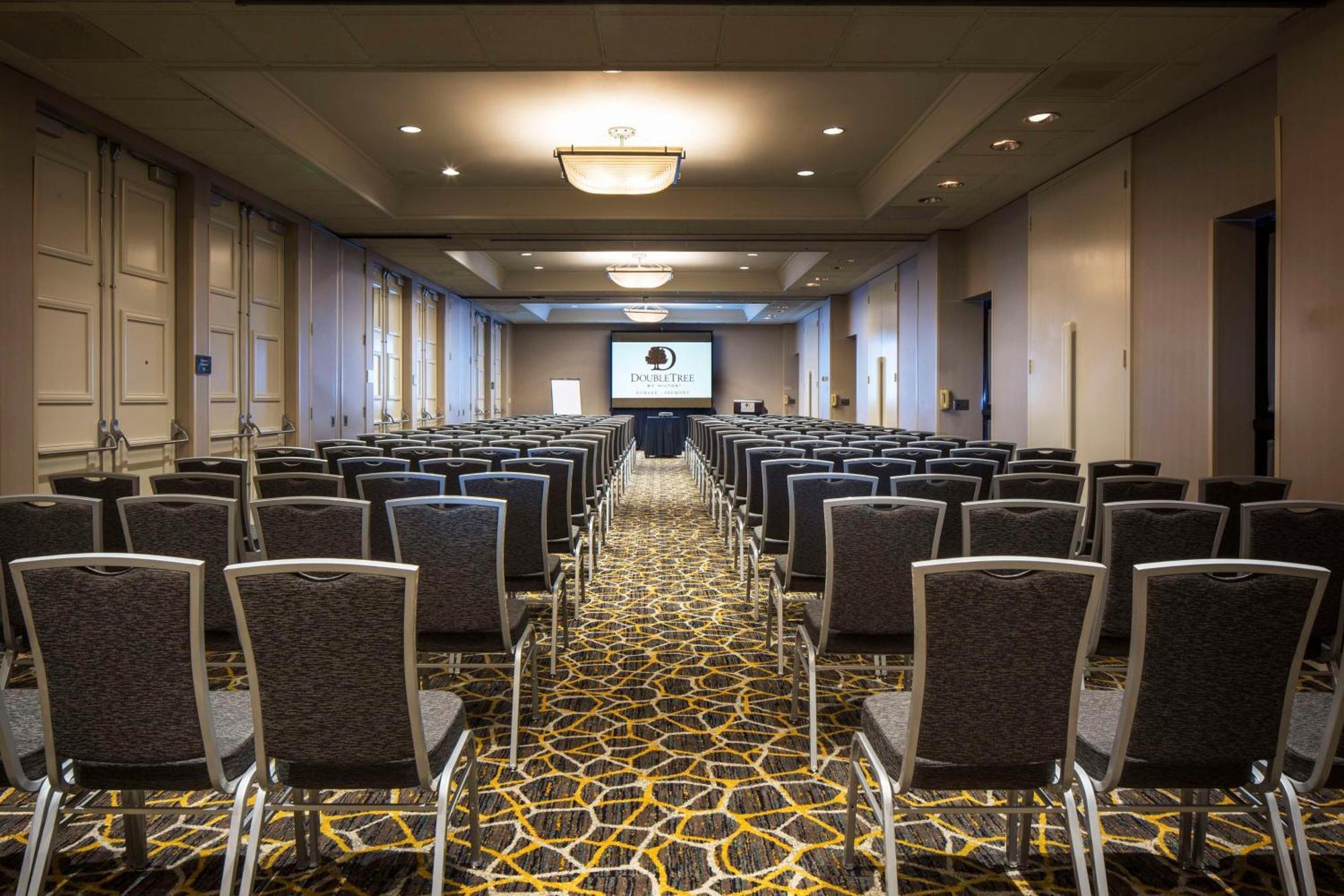 Отель Doubletree By Hilton Newark-Fremont Экстерьер фото