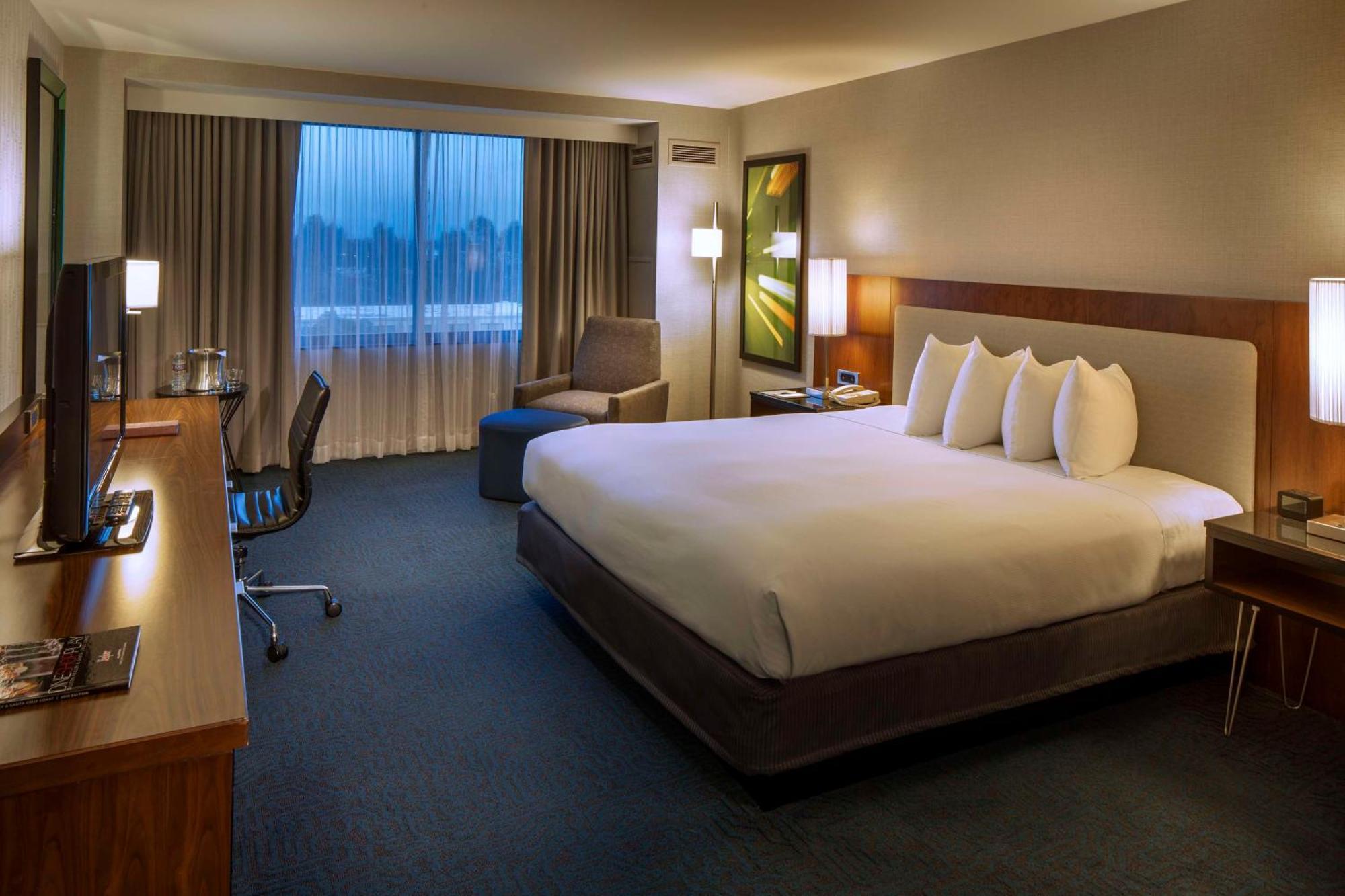 Отель Doubletree By Hilton Newark-Fremont Экстерьер фото