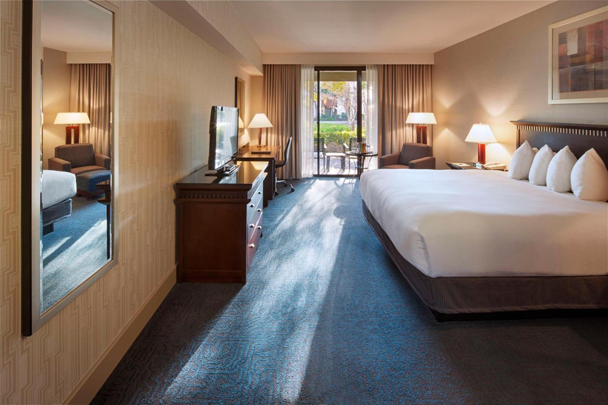 Отель Doubletree By Hilton Newark-Fremont Экстерьер фото