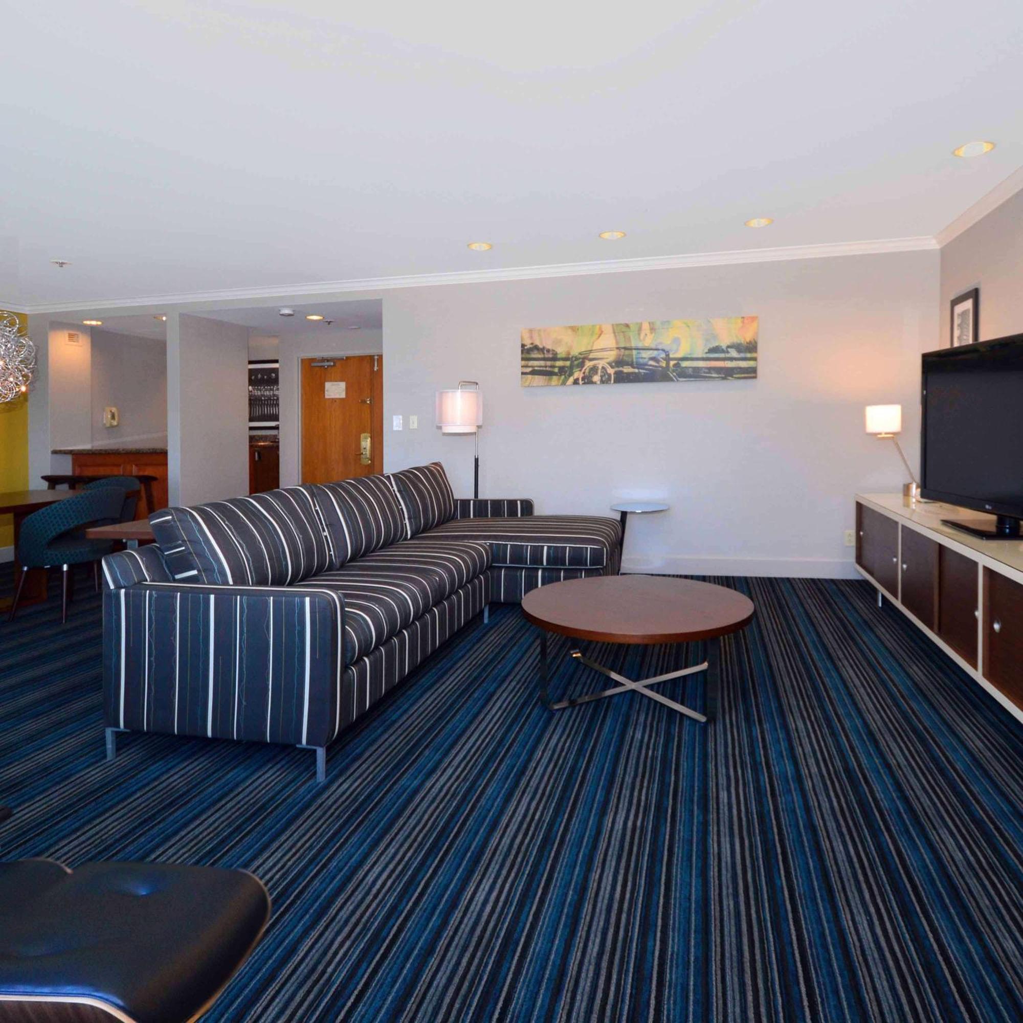 Отель Doubletree By Hilton Newark-Fremont Экстерьер фото