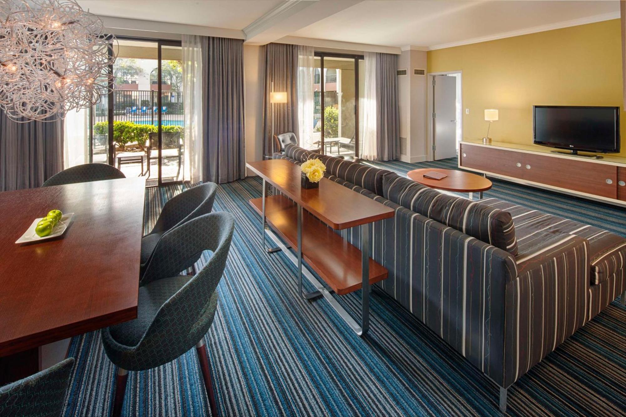 Отель Doubletree By Hilton Newark-Fremont Экстерьер фото
