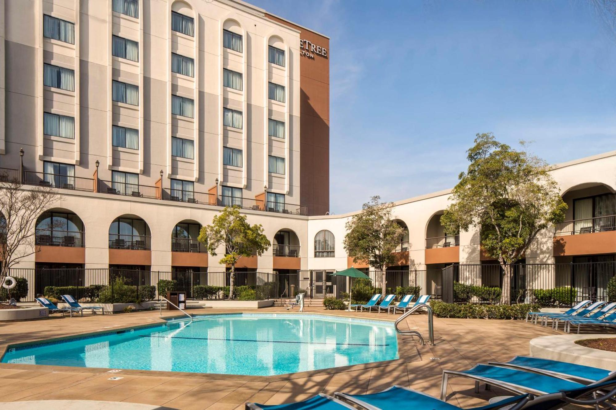 Отель Doubletree By Hilton Newark-Fremont Экстерьер фото