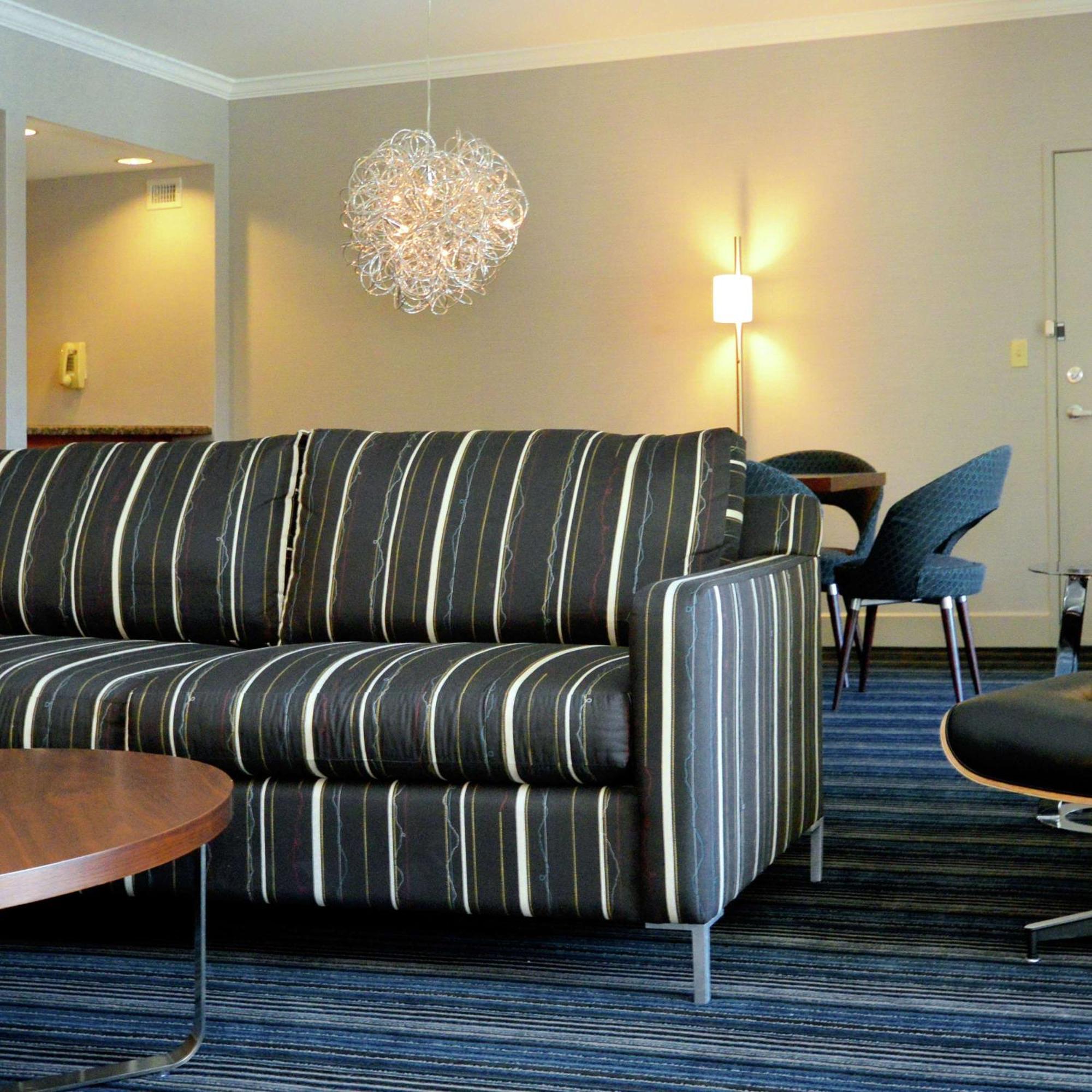 Отель Doubletree By Hilton Newark-Fremont Экстерьер фото