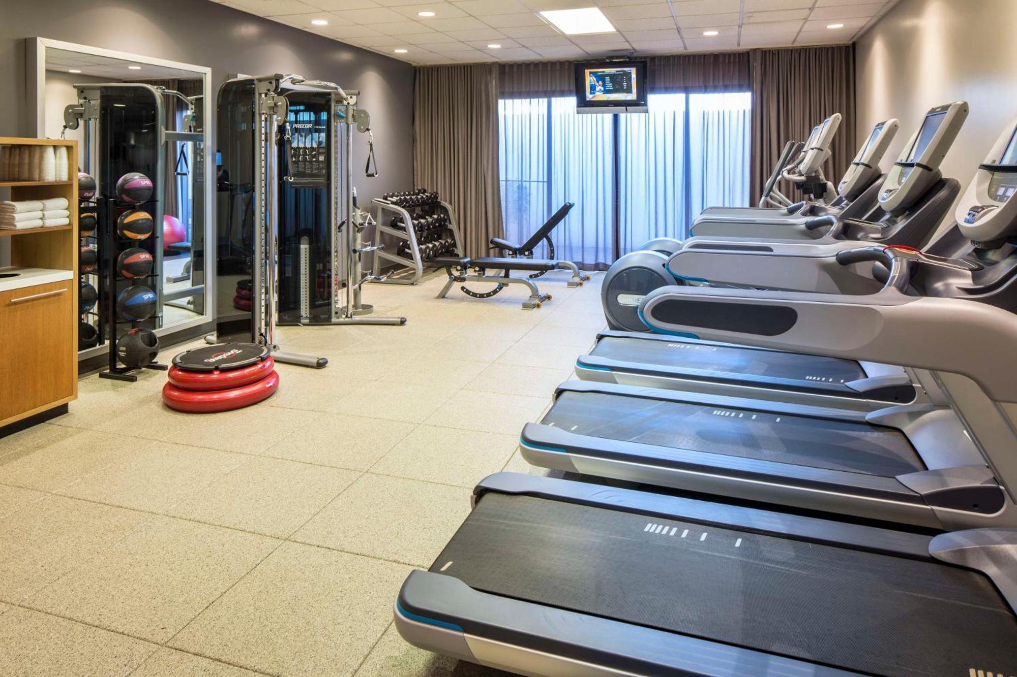 Отель Doubletree By Hilton Newark-Fremont Экстерьер фото