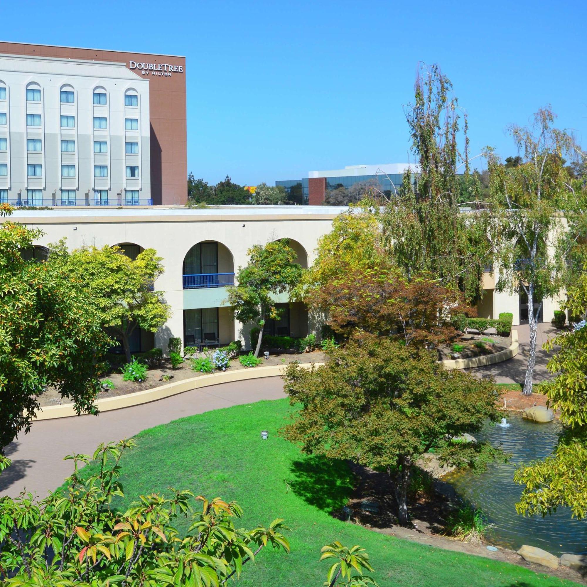 Отель Doubletree By Hilton Newark-Fremont Экстерьер фото